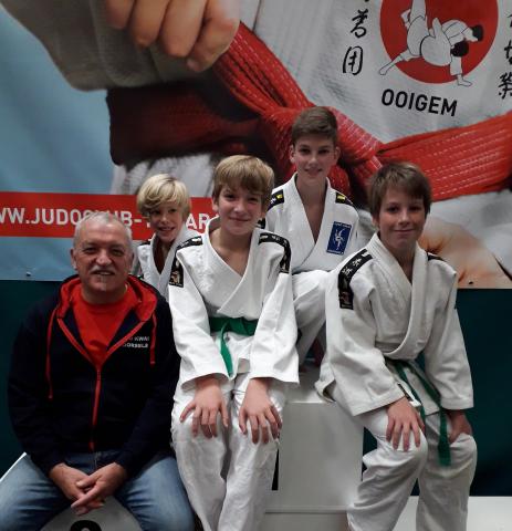 Trainer/coach Chris met de U13 vlnr Leon - Mathis - Rune en Charles Vandecasteele van Judo Cobra Lendelede